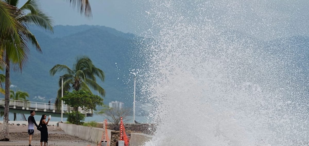 Hurricane Simon batters Mexico’s Pacific coast with deadly floods