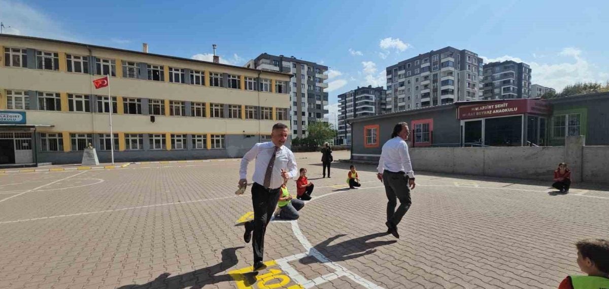 İl Milli Eğitim Müdürü Esen öğrencilerle geleneksel oyun oynadı ve temayı vurguladı