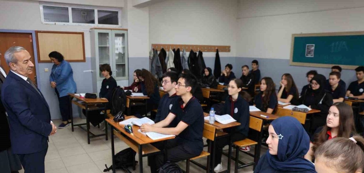 İl Milli Eğitim Müdürü okul ziyaretlerinde öğrenci ve personele mesaj verdi