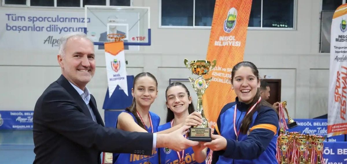 İnegöl sokak basketbolu turnuvası sona erdi ve dereceye girenlere ödüller verildi