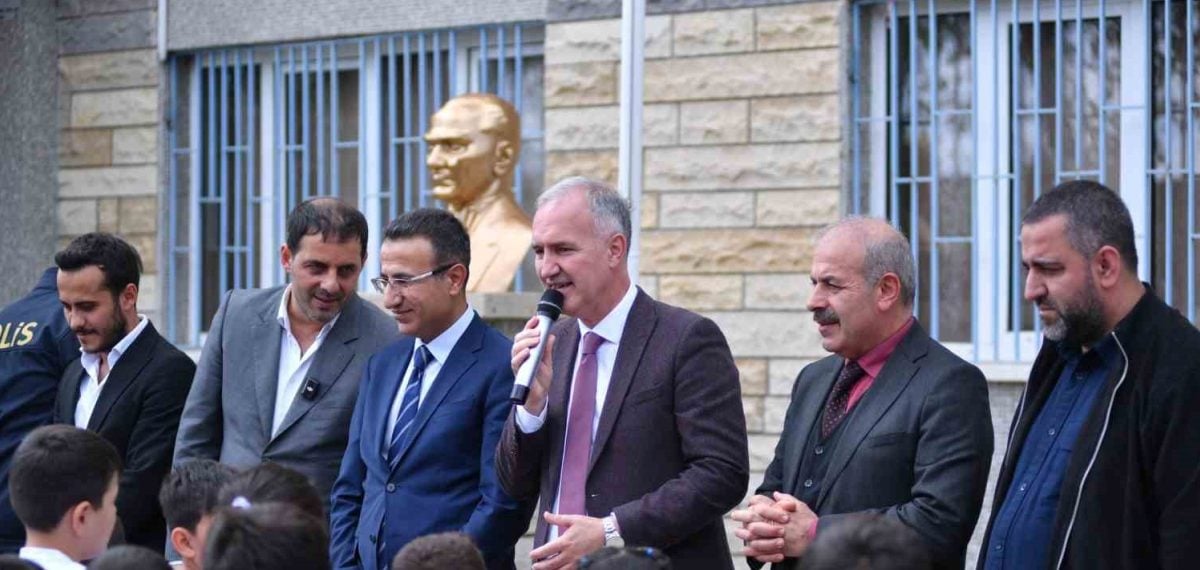 İnegölspor formaları Yeniceköy’de 750 öğrenciye teslim edildi