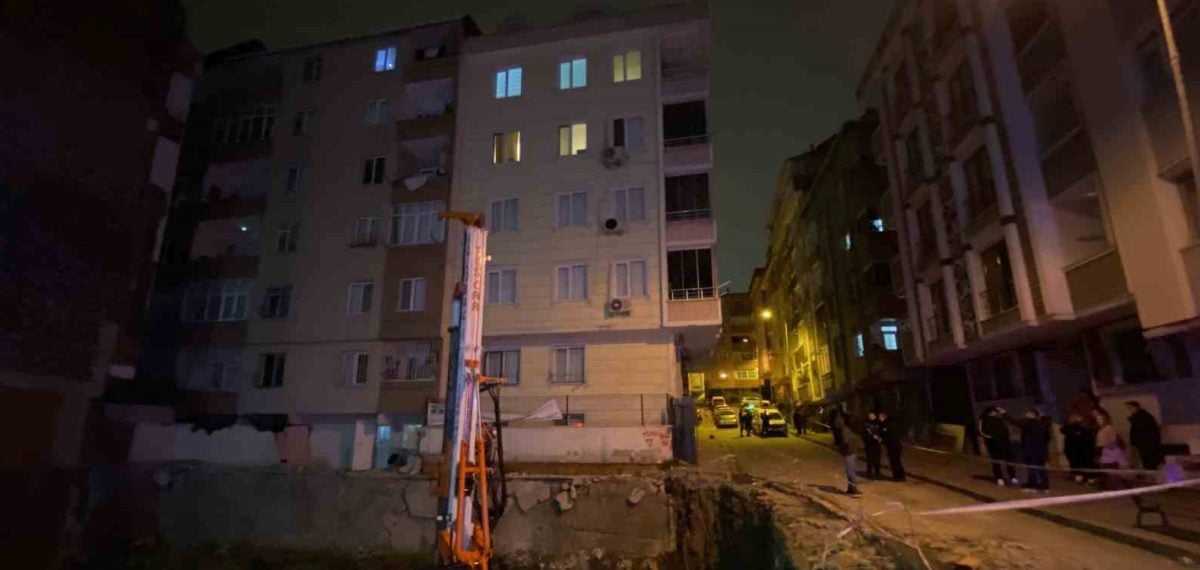 İnşaat istinat duvarı yıkıldı, iki binada zemin çökmesi ve tahliye