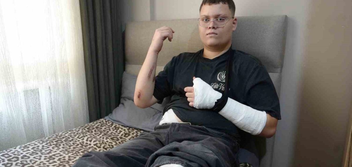 İnşaattan aktığı iddia edilen yağ nedeniyle motosiklet kaydı öğrenci otobüsün altına girdi