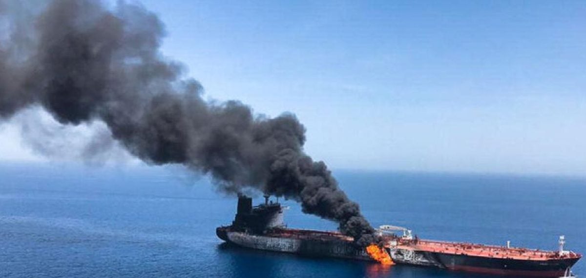 İran Devrim Muhafızları dört petrol transfer gemisini vurdu ve yangın çıktı