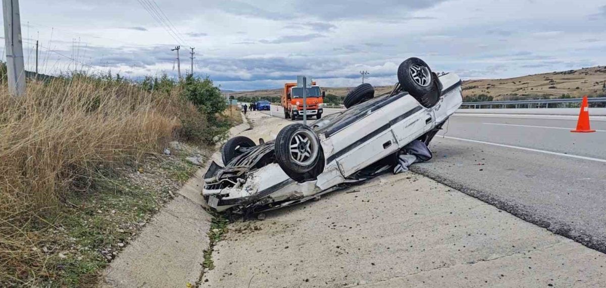 Isparta’da kontrolden çıkan otomobil su menfezine çarpıp takla attı