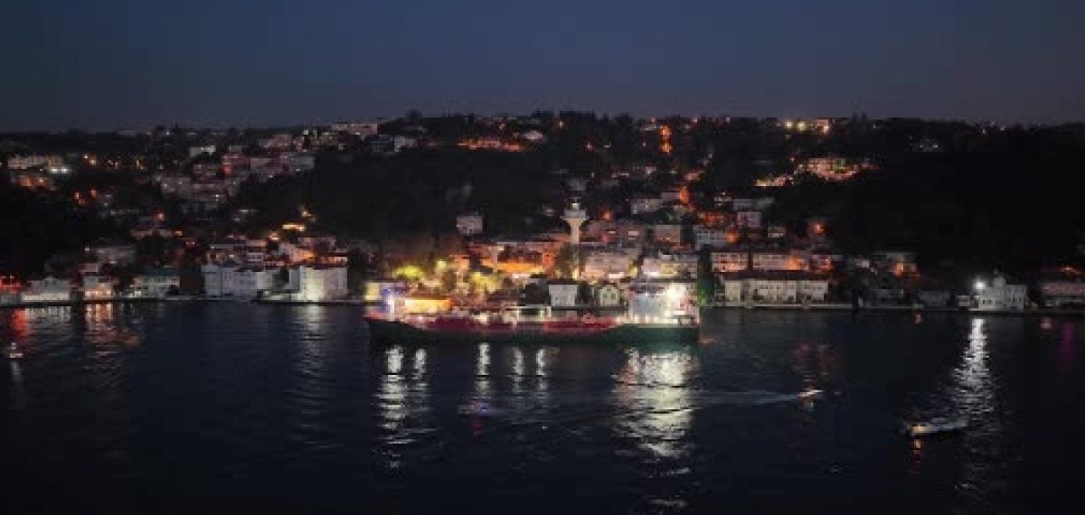 İstanbul Boğazı’nda tanker Kanlıca önlerinde kıyıya doğru sürüklendi