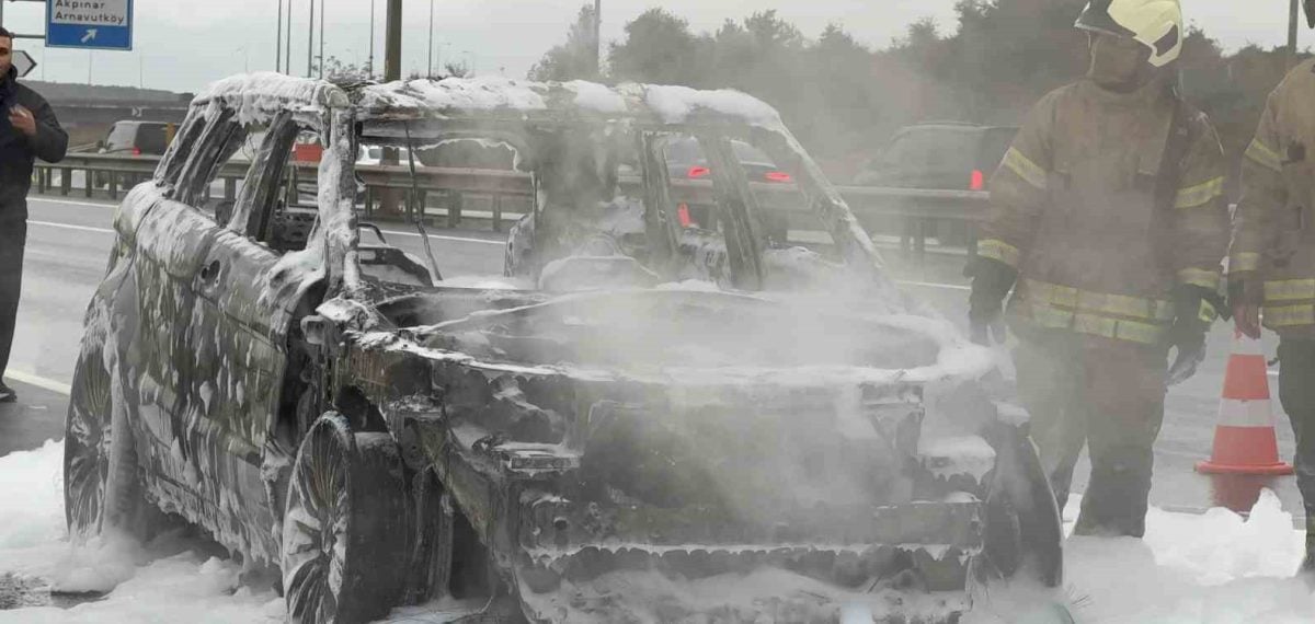 İstanbul Havalimanı yolunda motor alev alan lüks otomobil kullanılamaz hale geldi