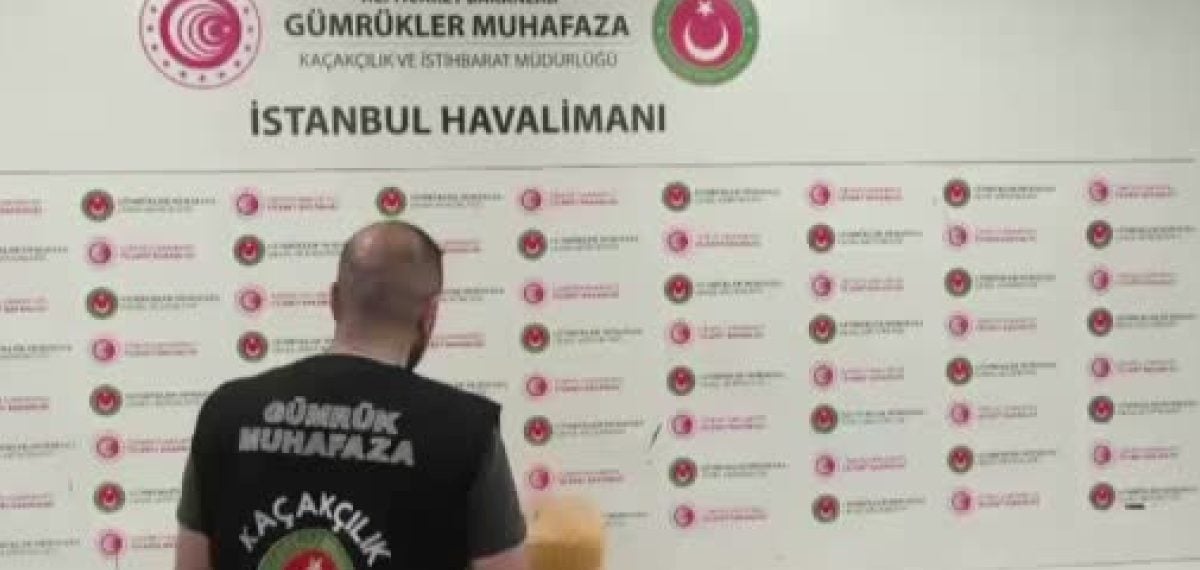İstanbul Havalimanı’nda bagajında 25 kilo esrar ele geçirilen yolcu ve teslimat anı
