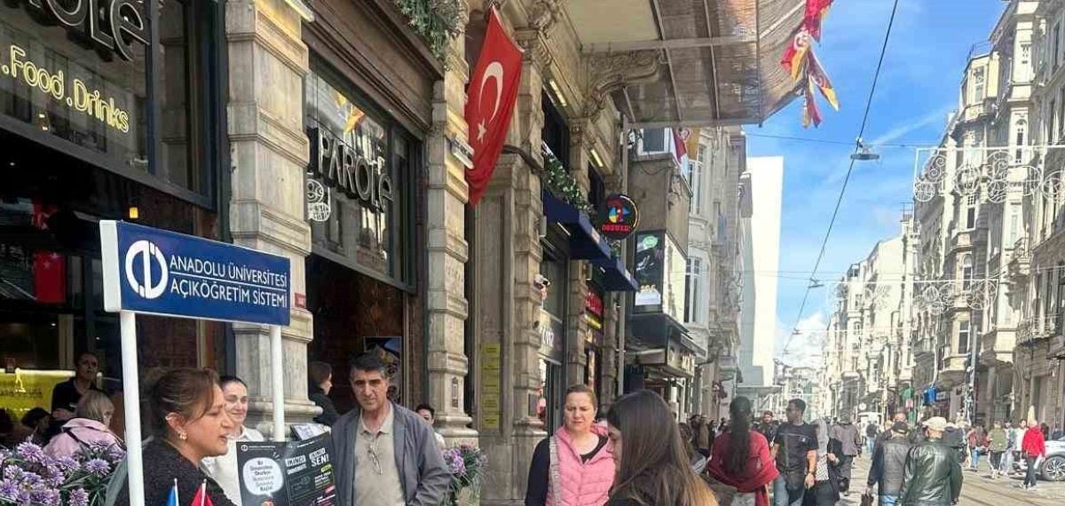 İstiklal Caddesi’nde Anadolu Üniversitesi tanıtım standı yoğun ilgi gördü