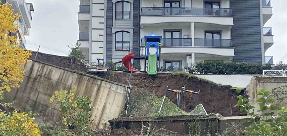 İstinat duvarı çöktü, site içindeki çocuk parkı toprak altında kaldı