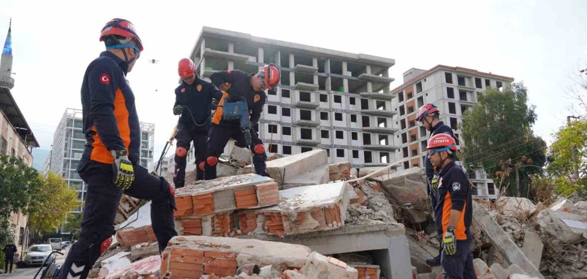 İzmir bölge düzeyi deprem tatbikatı 6,7 büyüklük senaryosu ile uygulandı