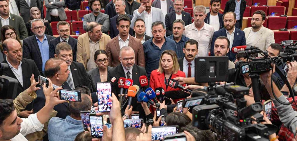 İzmir Büyükşehir Meclisi yeter sayısı sağlanamayınca toplantıyı erteledi