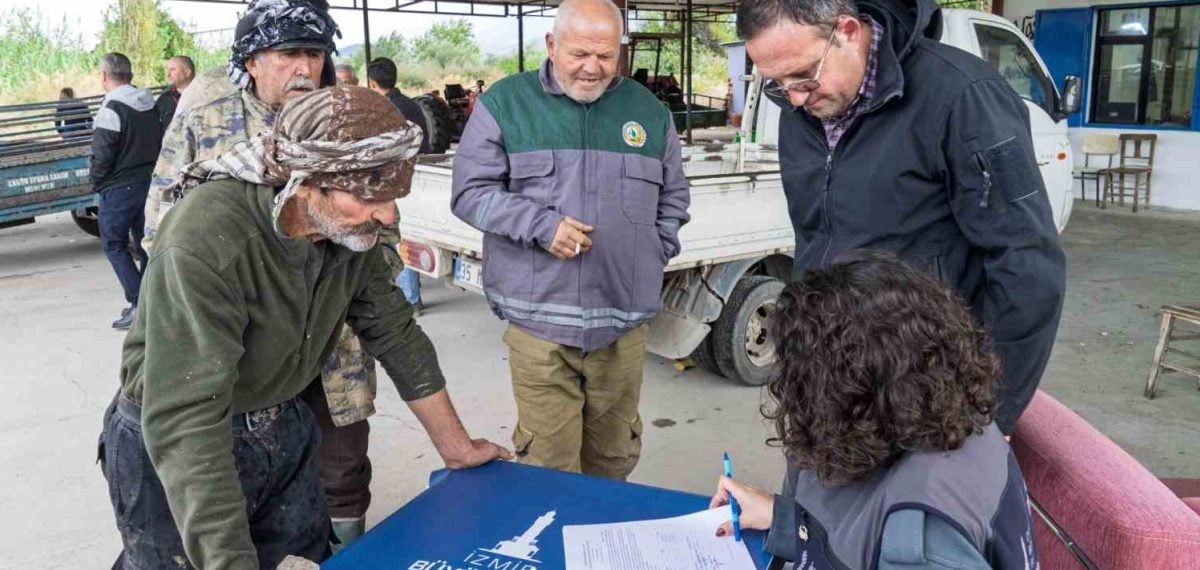 İzmir Büyükşehir’den yangından etkilenen üreticilere kışlık 30 ton yem desteği