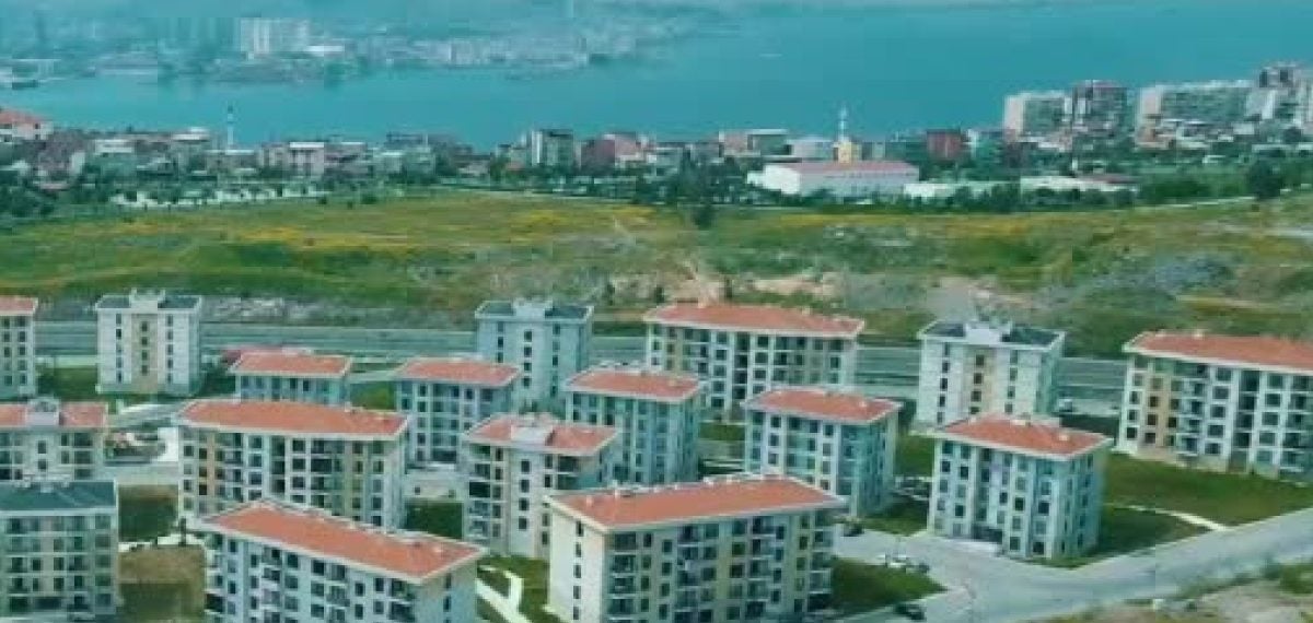 İzmir depreminin 6. yılında Bayraklı’daki deprem konutlarını ziyaret etti