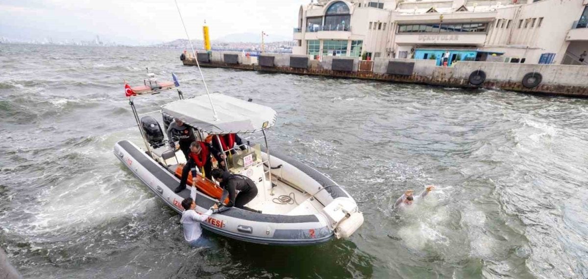 İzmir İtfaiyesi arabalı gemide yangın tatbikatı ve deniz kurtarma operasyonu