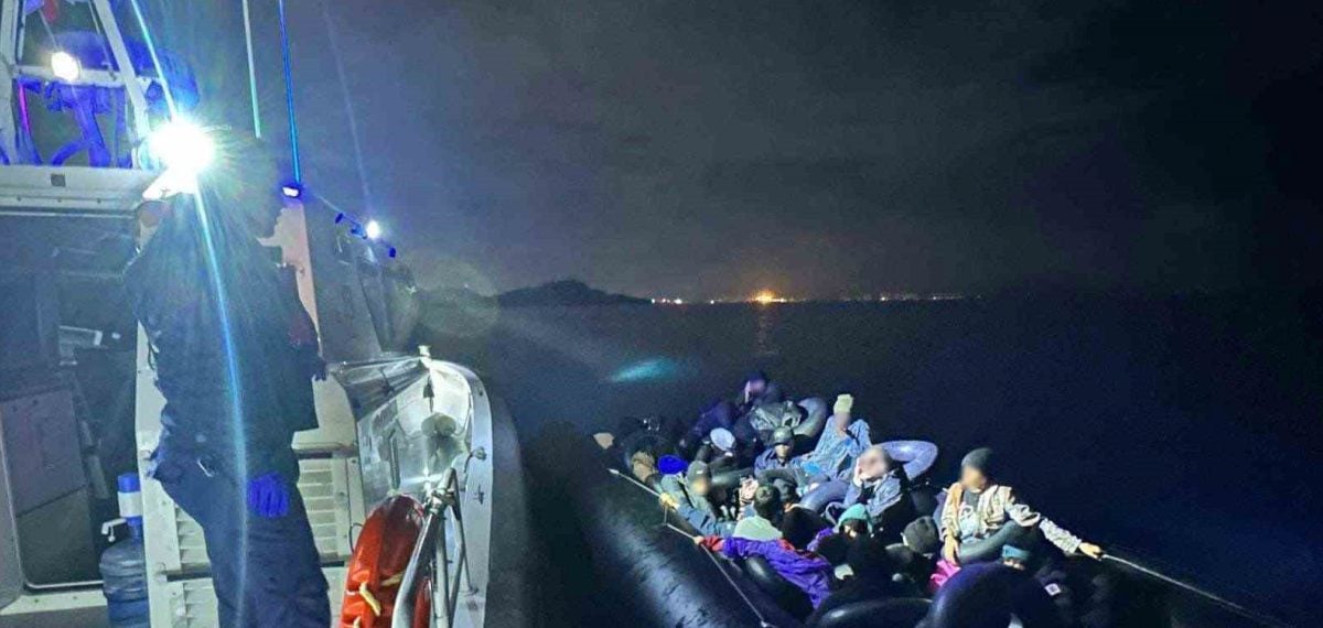 İzmir kıyılarında lastik bot operasyonunda 111 düzensiz göçmen yakalandı
