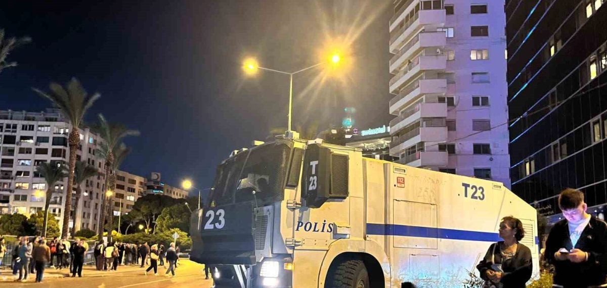 İzmir’de Cemil Tugay’a tepki gösterisi polis engeliyle sonlandı