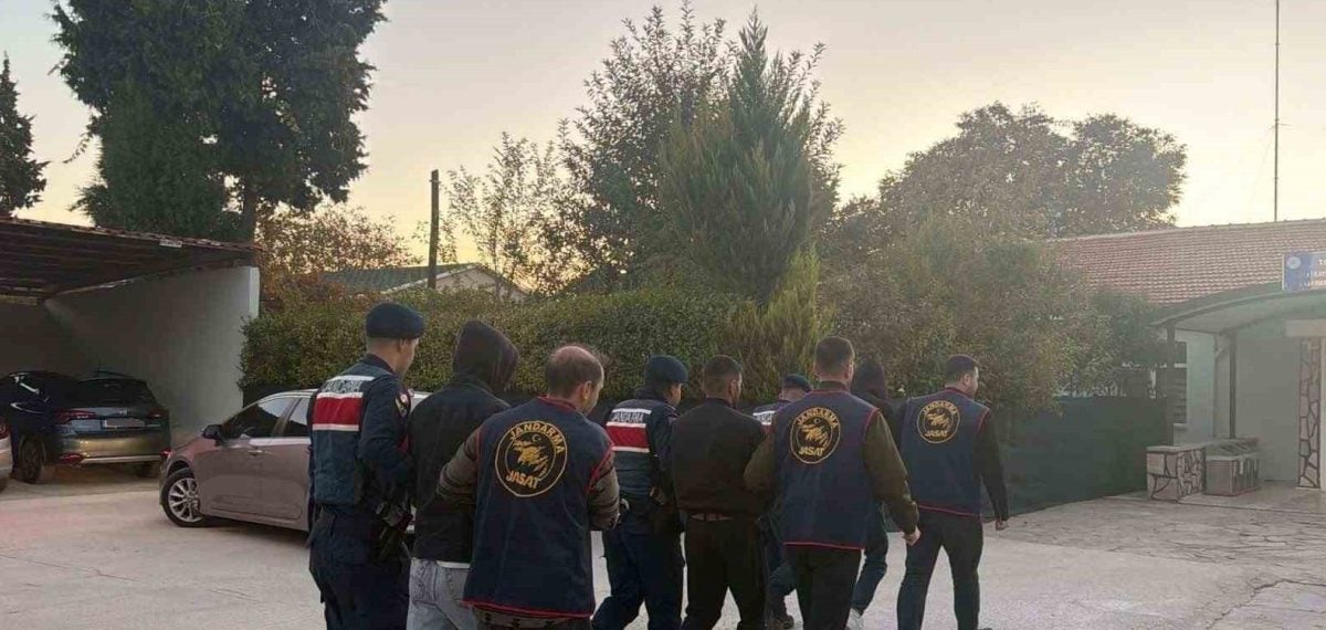 Jandarma 7 şüpheliyi ziynet eşyalarıyla birlikte suçüstü yakaladı