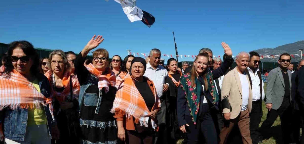 Kadın muhtarlarla Kaş er meydanında yağlı güreş izledi ve destek verdi