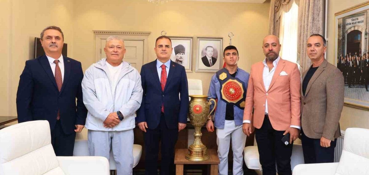 Kadir Buğra Dikik Cumhurbaşkanlığı Yağlı Güreş Kupası’nda şampiyon oldu