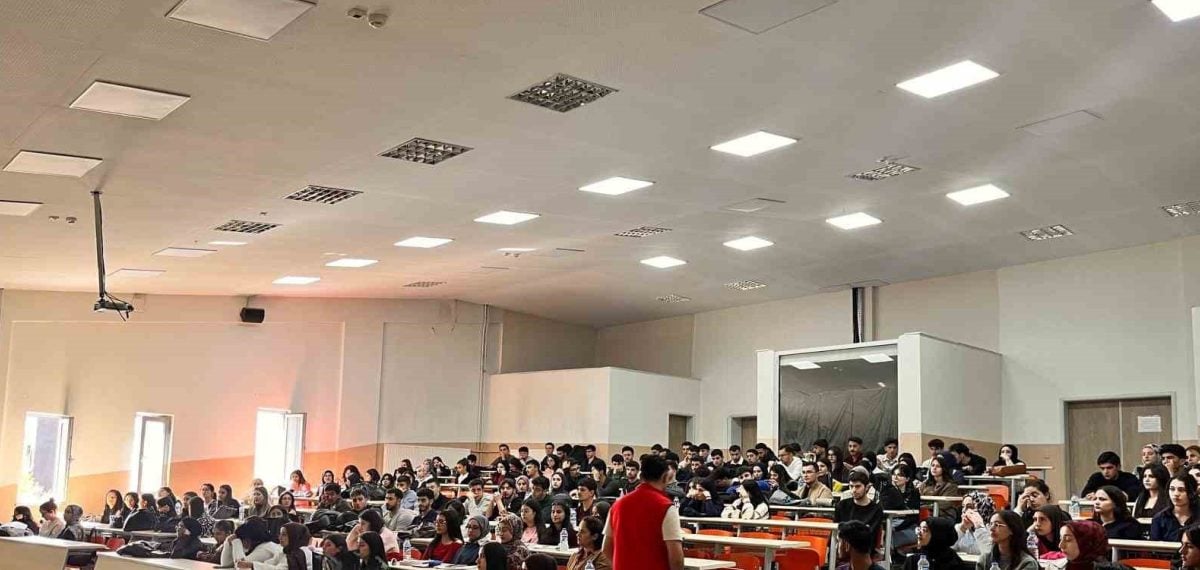 Kafkas Üniversitesi’nde 1.985 öğrenciye güvenlik ve radikalleşme semineri düzenlendi