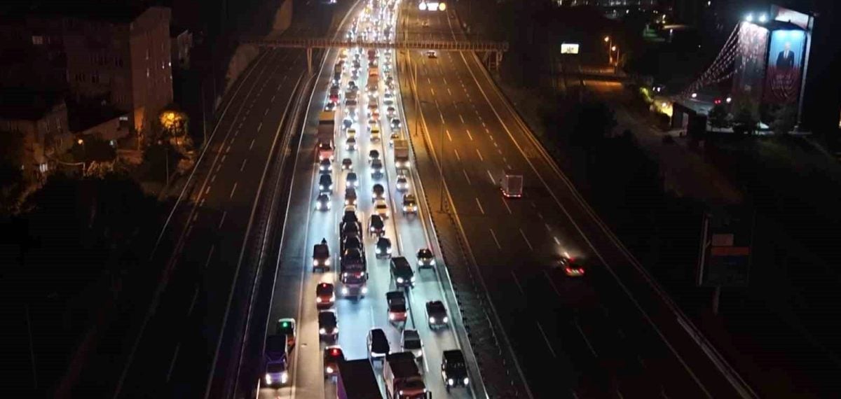 Kağıthane TEM’de arkadan çarpma sonucu bariyerlere saplanan otomobilde sürücü hayatını kaybetti