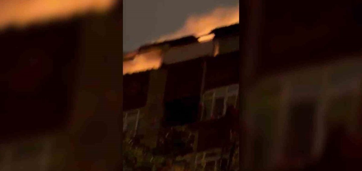 Kağıthane’de çatısı alevlere dönen binada sakinler tahliye edildi