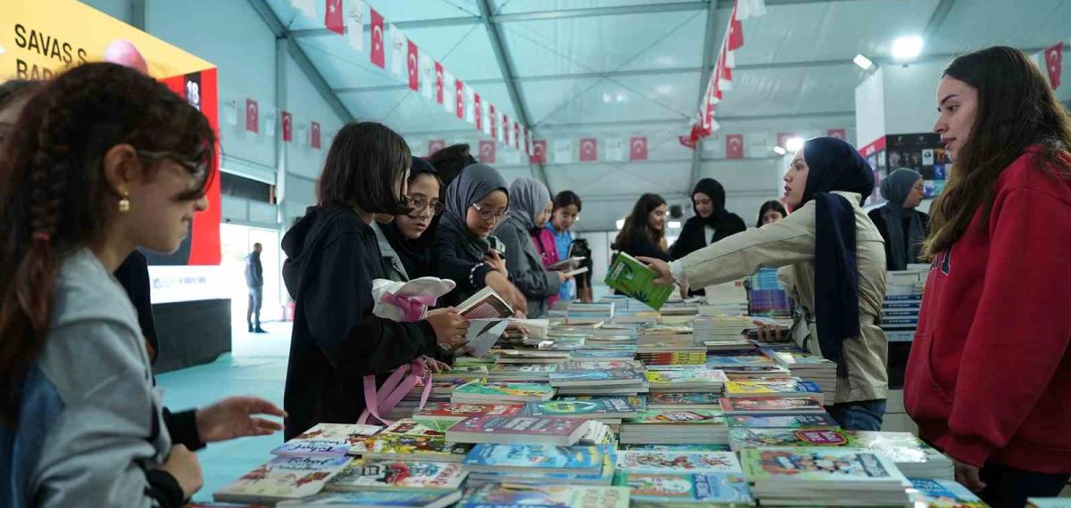 Kahramanmaraş’ta öğrenci yoğunluğuyla devam eden 11. Uluslararası Kitap Fuarı