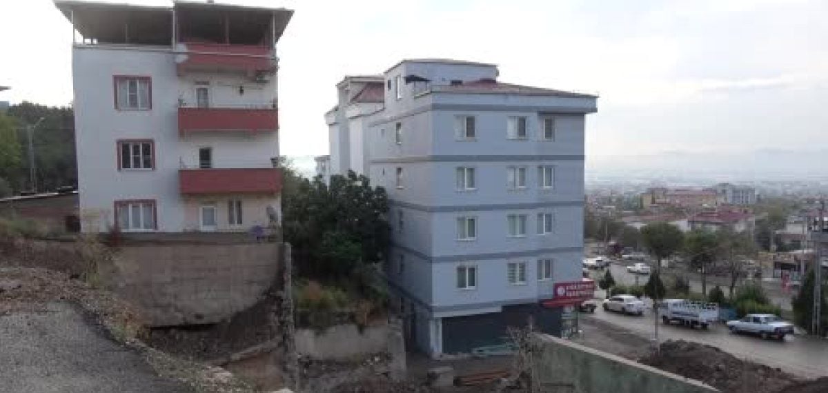 Kahramanmaraş’ta toprak kayması sonucu yol çöktü, iki bina boşaltıldı