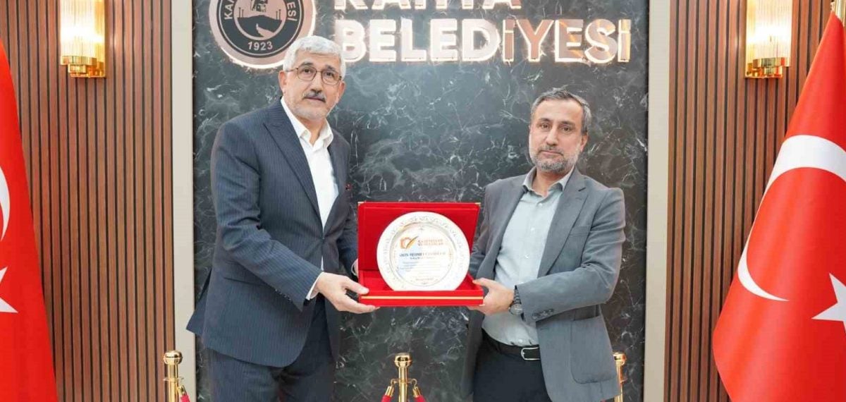 Kahta Belediye Başkanı Hallaç’a gazetecilerden kitap fuarı ve festival için plaket