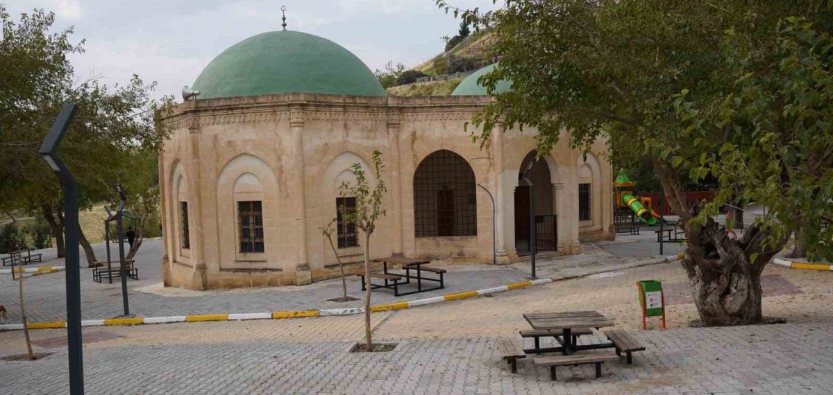 Kahta Ebu Sadık Ziyareti yenilendi ziyaret alanı düzenlendi ve kullanıma açıldı