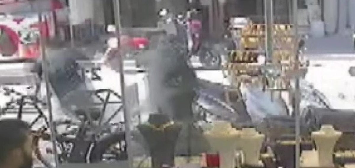 Kaldırımda kapkaç yapıp çantayı alıp kaçan şüpheli motosiklet sürücüsü yakalandı