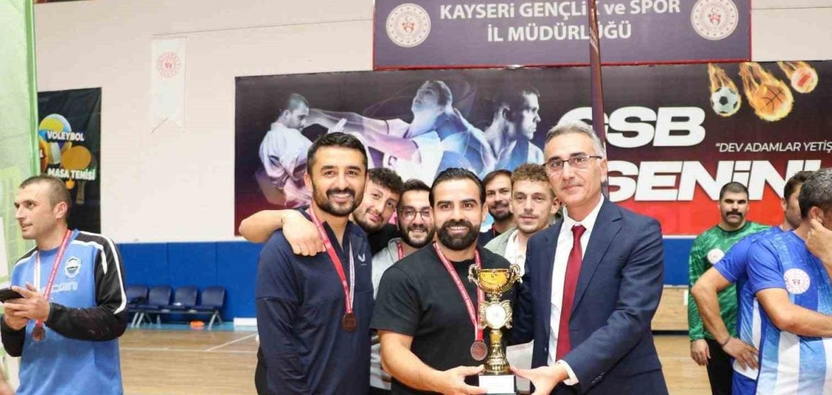 Kamu Spor Oyunları Kayseri’de tamamlandı; futsal ve voleybolda kupa töreni
