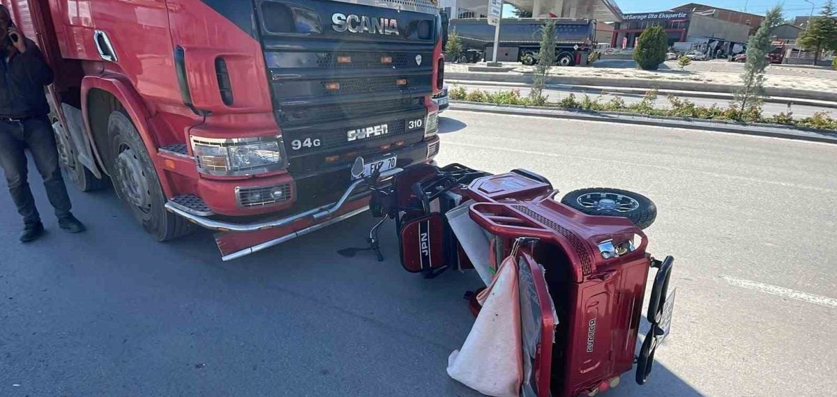 Kamyonla çarpışan 3 tekerlekli elektrikli bisiklet iki kişinin yaralanmasıyla sonuçlandı