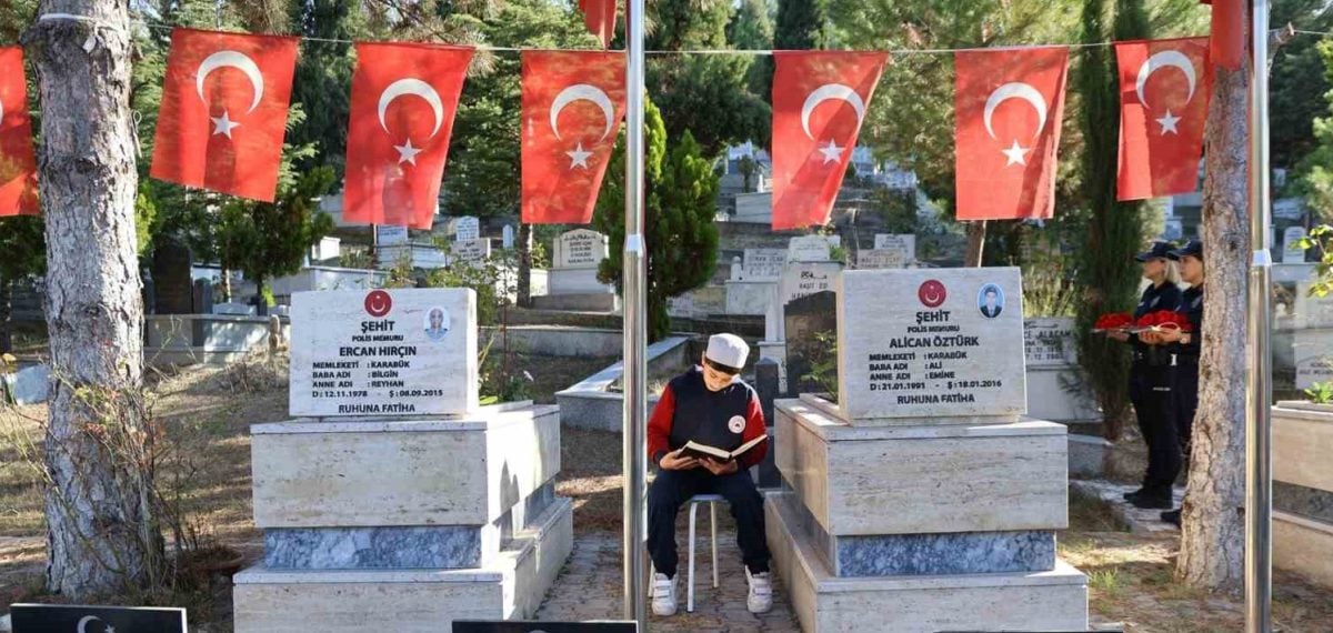Karabük’te öğrenciler şehit Alican Öztürk’ü kabri başında dualarla andı