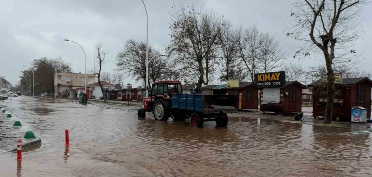 Karacabey’de sağanak yolları göle çevirdi evleri iş yerlerini su bastı
