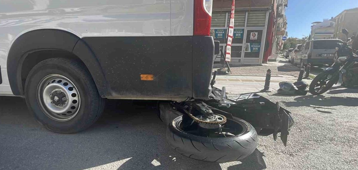 Karaman’da devrilen motosiklet 20 metre sürüklendi minibüsün altına girdi