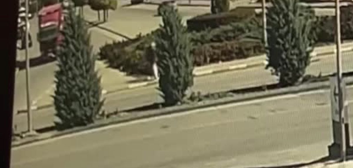 Karaman’da kamyonla çarpışan elektrikli bisikletin sürüklenme anı ve yaralanma