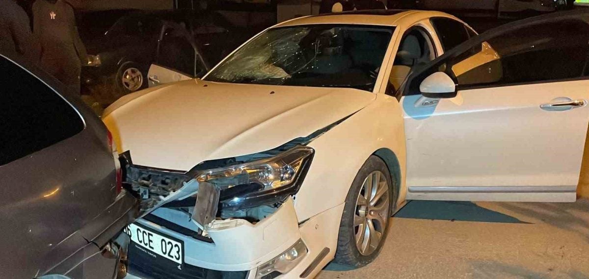 Karaman’da kavşakta çarpışma sonucu 2’si ağır 3 kişi yaralandı