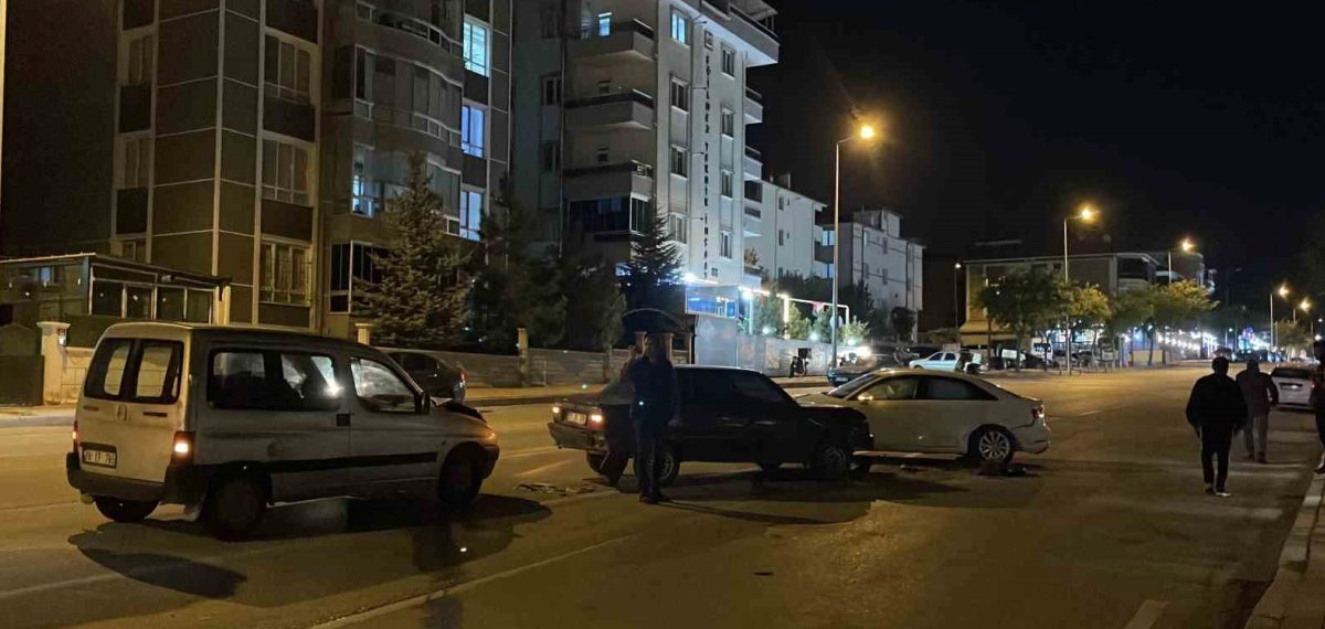 Karaman’da zincirleme kaza anı kameraya yansıdı yaralananlar hastaneye kaldırıldı