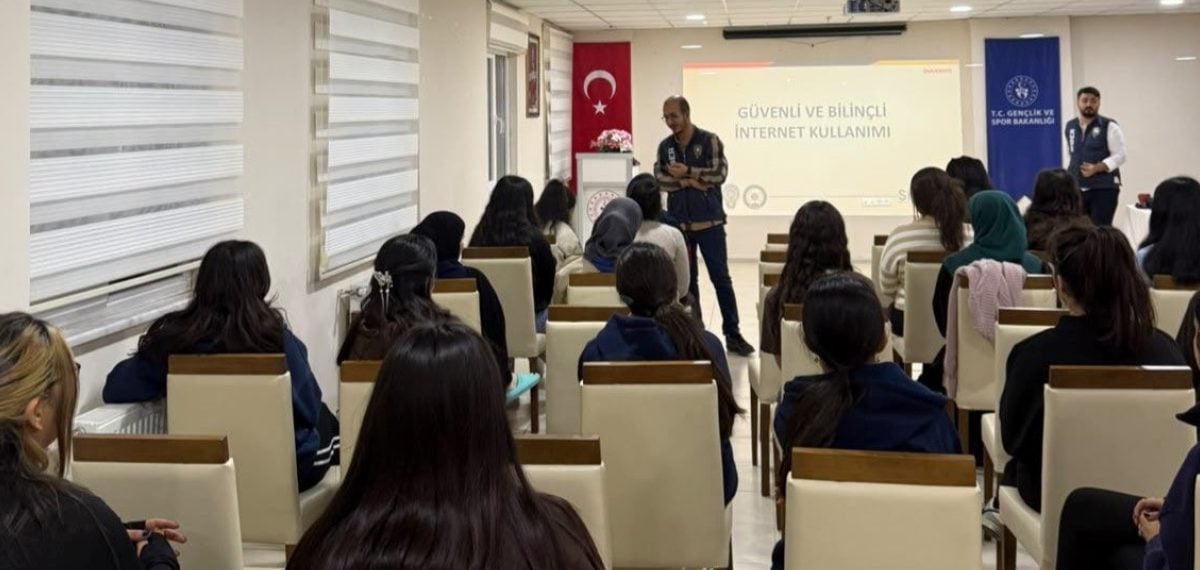Kars’ta öğrencilere siber suçlar ve dijital güvenlik eğitimi verildi
