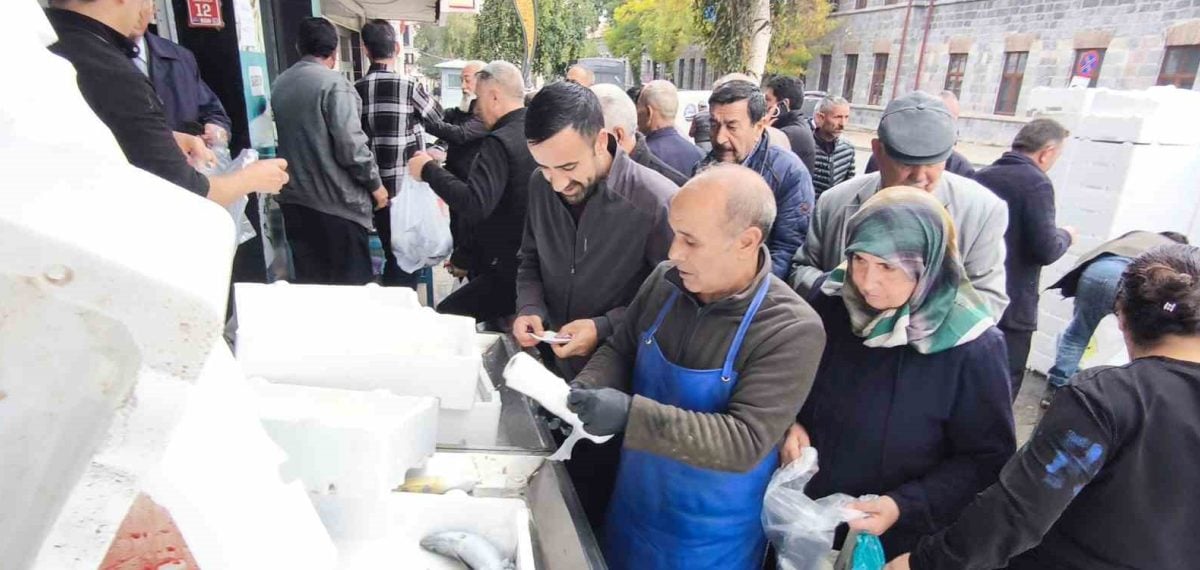 Kars’ta tanesi 50 liradan satılan palamut tezgahlarda yoğun ilgi gördü