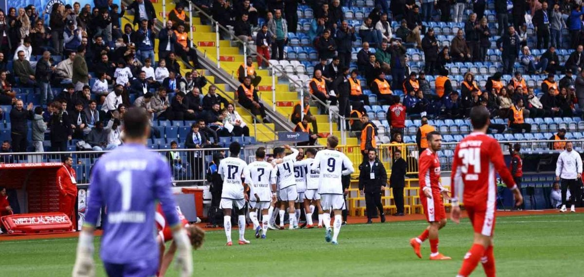 Kasımpaşa sahasında 2-1 üstünlüğü korudu maç ilk yarıda hareketli geçti