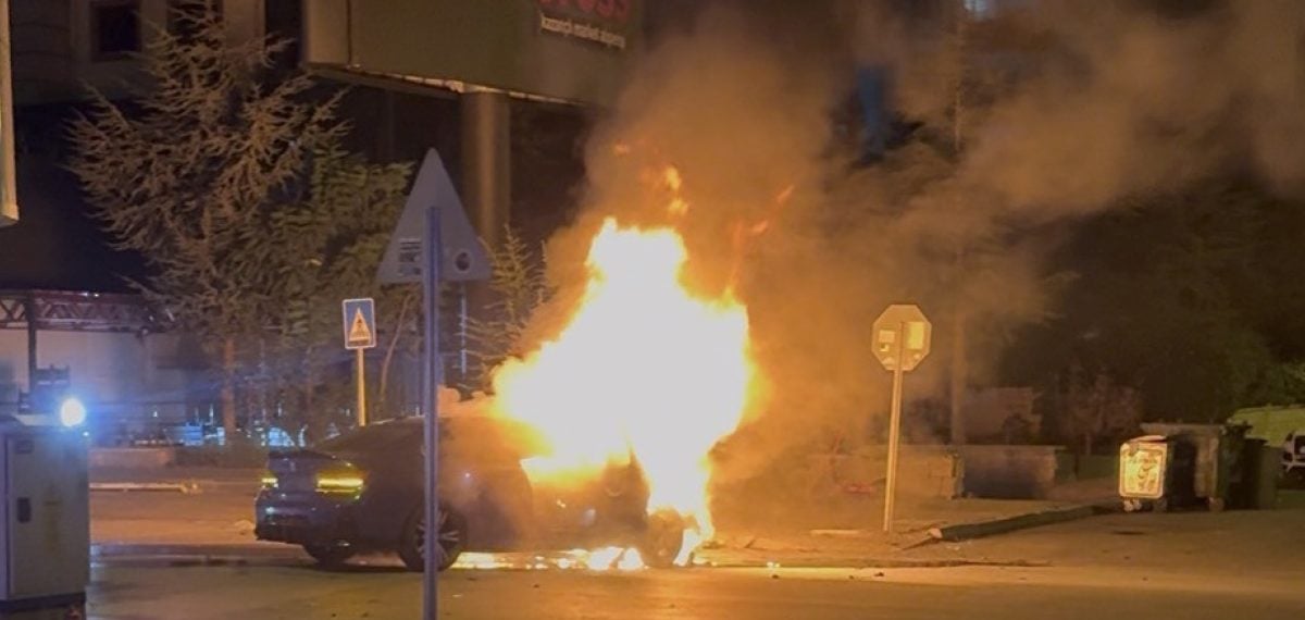 Kayseri Talas’ta kontrolden çıkan otomobilin alev alması sonucu iki kişi yaralandı