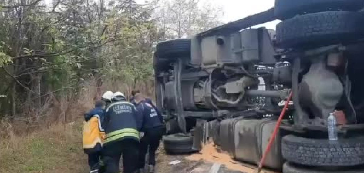 Kepek yüklü tırın devrilmesi sonucu yol trafiğe kapandı sürücü hastaneye kaldırıldı
