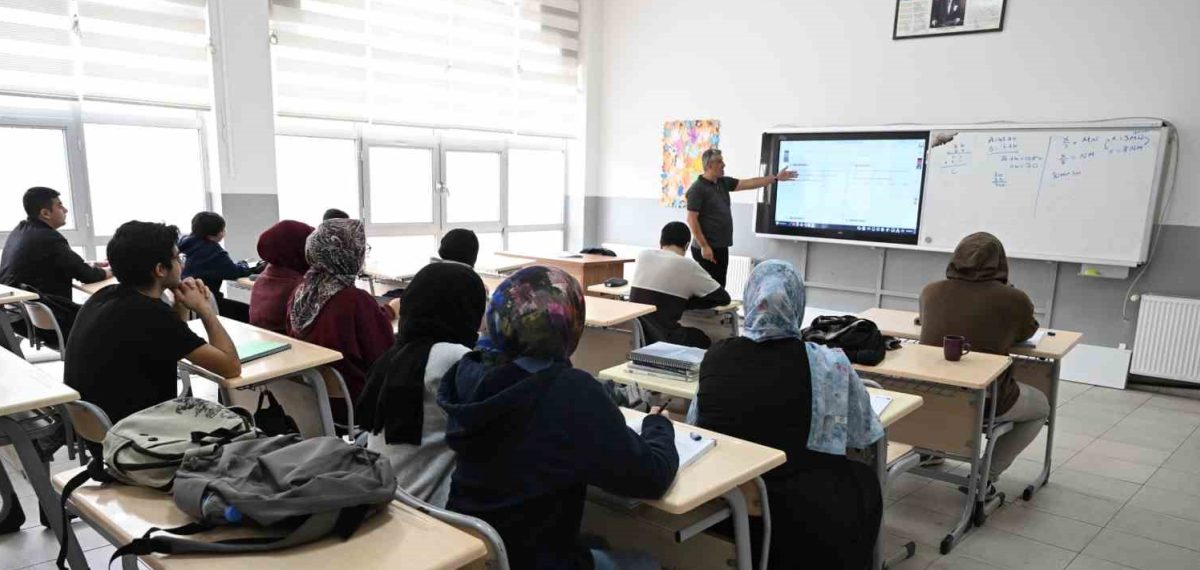 Kernek Külliyesi’nde 200 öğrenciye belediye destekli üniversite hazırlık eğitimi