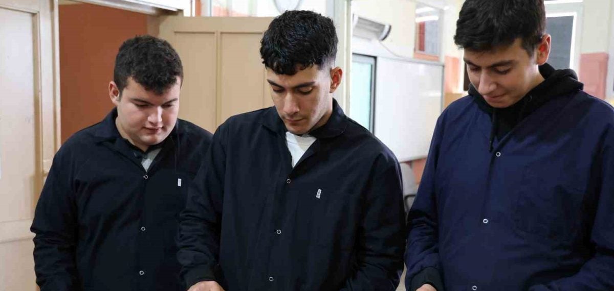 Kırşehir meslek lisesi öğrencileri metal endüstriyel robot kol üretimine başladı