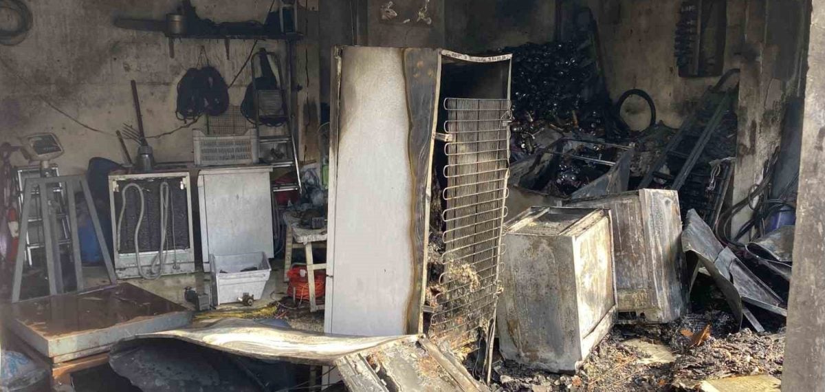 Kocaeli’nde depo yangını kısa sürede binayı sararken iki kişi hastaneye kaldırıldı