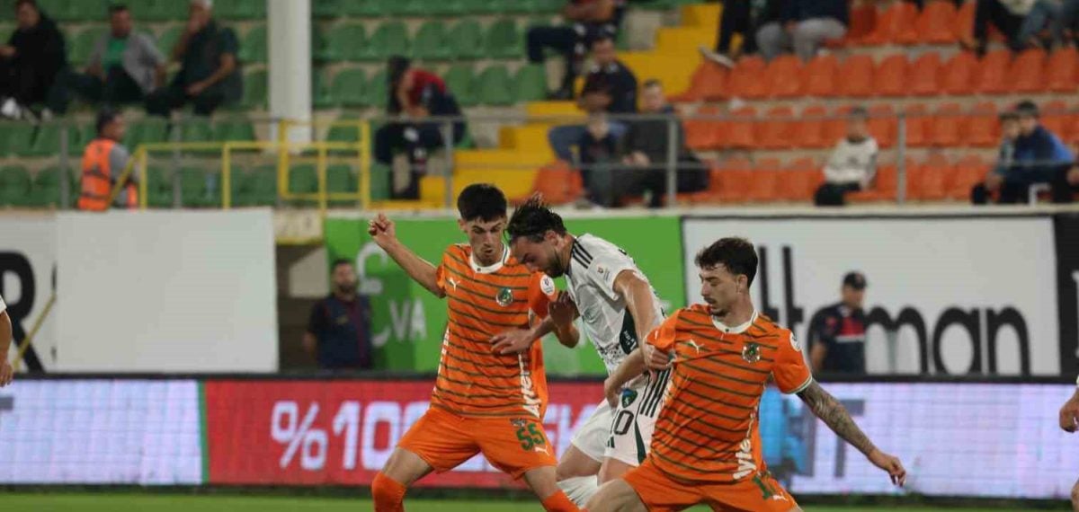 Kocaelispor, Alanya deplasmanında ilk yarıyı 2-0 önde tamamladı