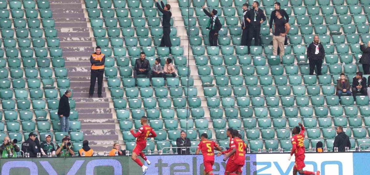 Kocaelispor ile Göztepe ilk yarıda 1-0’lık skorla soyunma odasına gitti